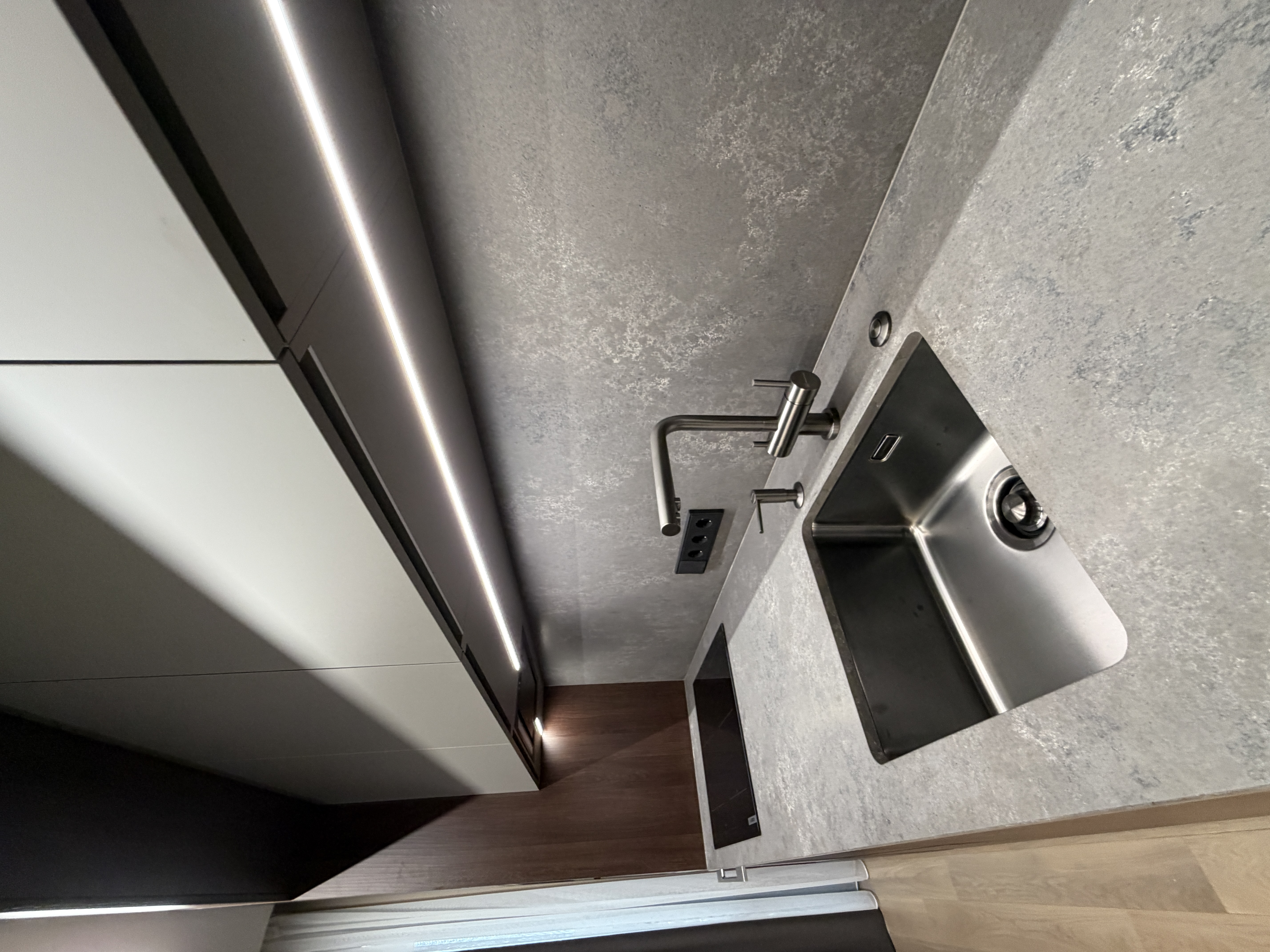 Открытая планировка — остров как визуальная граница между кухней и гостиной